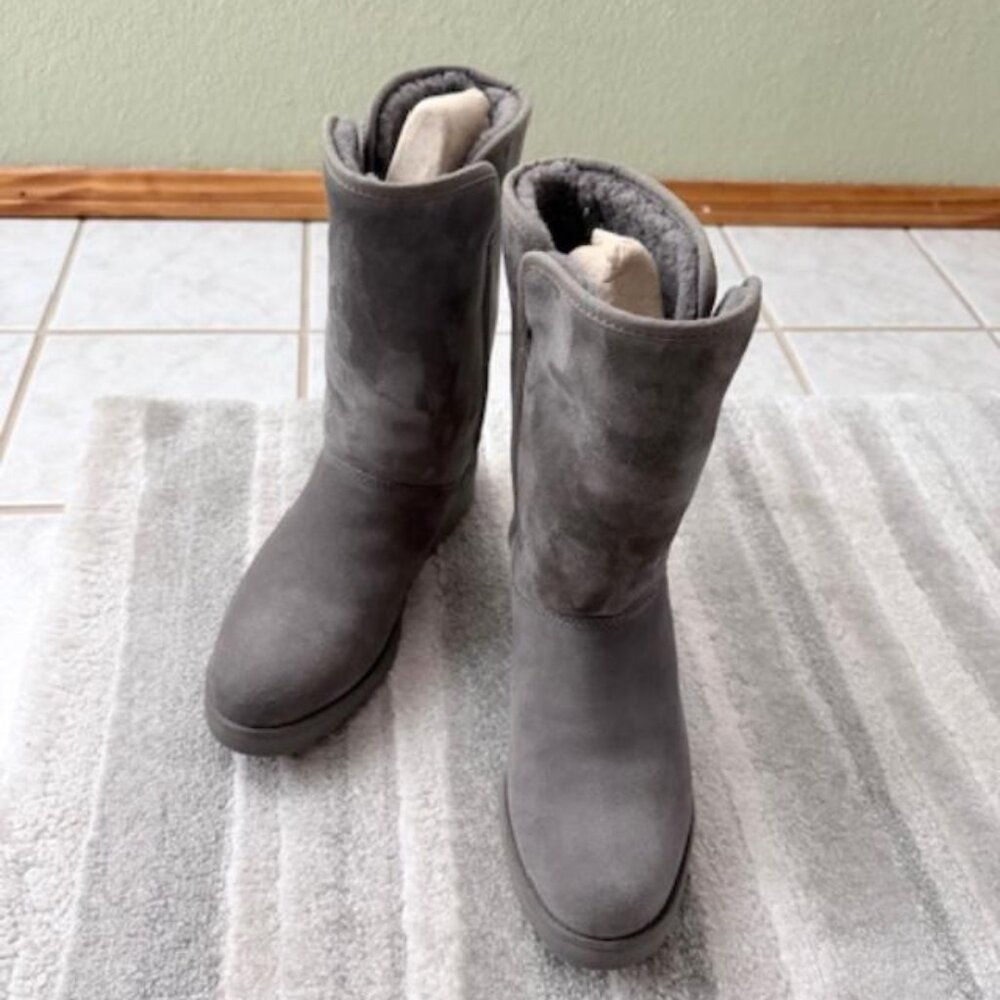 UGG  Amie - Classic Slim Water Resistant Short Women's Boot. 8 1/2 M, Grey suede